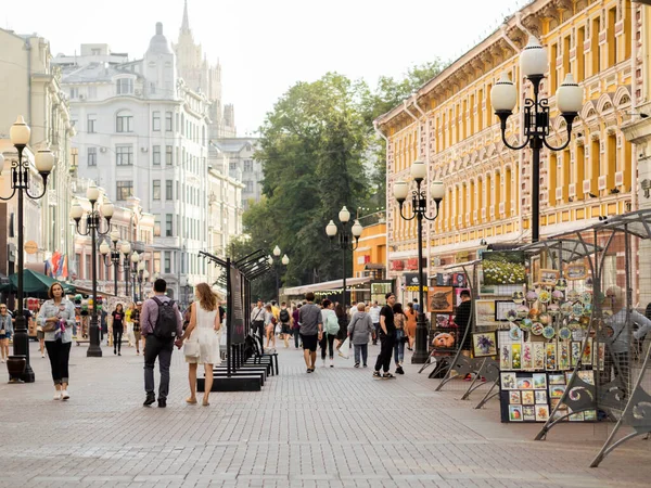 Moscow Rússia Agosto 2021 Pessoas Locais Turistas Descem Famosa Rua — Fotografia de Stock