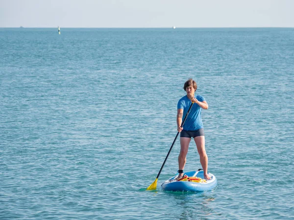 Гребной Постоялец Спортсмен Гребёт Доске Sup Surfing Активный Образ Жизни — стоковое фото