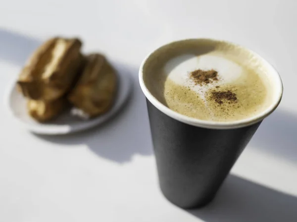 Kartonnen Kopje Cappuccino Koffie Bord Met Eclairs Lekker Dessert Warme — Stockfoto