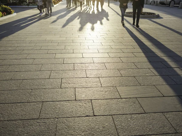 Moscú Rusia Agosto 2021 Sombras Gente Caminando Famosa Calle Novy — Foto de Stock
