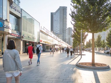 MOSCOW, Rusya - 22 Ağustos 2021. Turistler ve yerel halk ünlü Novy Arbat caddesinde yürürler. Sıcak yaz günbatımı.