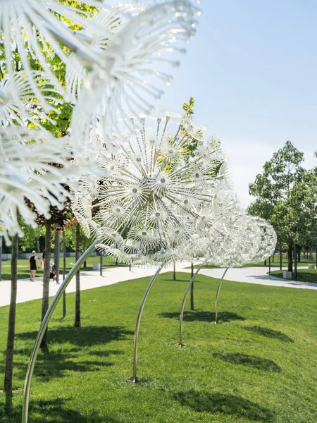 Krasnodar Rusia Junio 2021 Gente Camina Por Callejón Moderno Parque — Foto de Stock