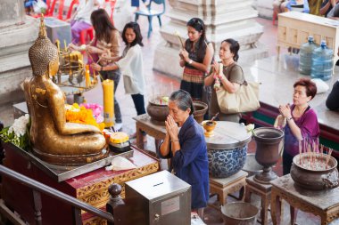 Bangkok, Tayland - 19 Ocak 2011. Budist tapınağı, Kraliyet Sarayı halk için dua.