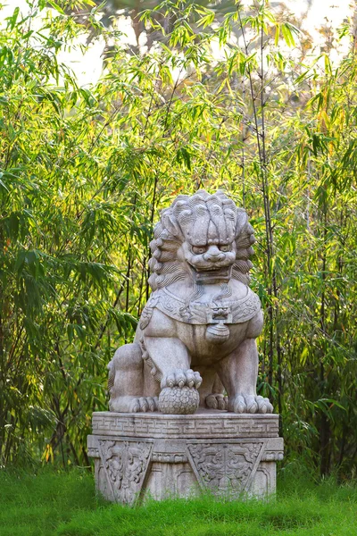 仏教彫刻。Singapoure の湾で庭で中国ガーディアン獅子像. — ストック写真