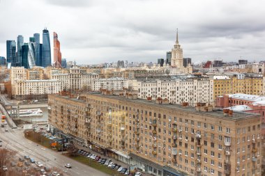Moskova, Rusya - 17 Nisan 2015. Smolenskaya kare Panorama manzara. Ünlü dönüm noktası - gökdelen otel Ukrayna.