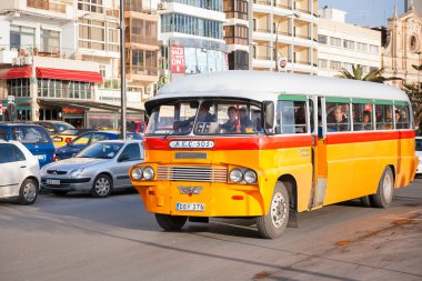 Valletta, Malta - 13 Şubat 2010. 60'lar renkli eski İngiliz otobüs Malta'da toplu taşıma olarak kullanılmıştır.
