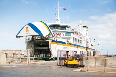 Cirkewwa, Malta - Şubat 20, 2010 feribot Cirkewwa, Malta Gozo kanalda haçlar. Gozo kanal çizgisinin Malta iki ada ve Gozo arasında geçiş çalışır.