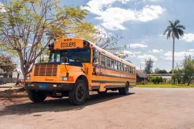 Varadero, Küba - 5 Şubat 2008. Vintage klasik okul otobüsü. Kübalılar çoğunu yolda önce 1959 olan arabalar.