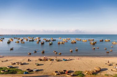 Balıkçı köyü, piyasa ve renkli geleneksel balıkçı tekneleri, MUI Ne, Binh Thuan, Vietnam yakınındaki. Sabah erken, balıkçılar bir catch ile sahile yüzer.