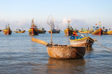 Balıkçı köyü, piyasa ve renkli geleneksel balıkçı tekneleri, MUI Ne, Binh Thuan, Vietnam yakınındaki. Sabah erken, balıkçılar bir catch ile sahile yüzer.
