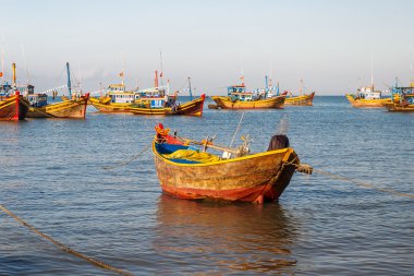 Balıkçı köyü, piyasa ve renkli geleneksel balıkçı tekneleri, MUI Ne, Binh Thuan, Vietnam yakınındaki. Sabah erken, balıkçılar bir catch ile sahile yüzer.