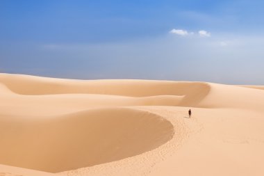 Yalnız adam çölde. Beyaz Kum tepelerini (bau sen, bau trang) - MUI Ne, Binh Thuan, Vietnam yakınındaki işareti.