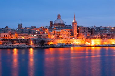 Valletta sahilinde manzarası Görünümü Sliema, Malta görüldüğü gibi. Güneş battıktan sonra ışıklı tarihi binalar.