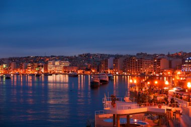 Valletta sahilinde manzarası Görünümü Sliema, Malta görüldüğü gibi. Güneş battıktan sonra ışıklı tarihi binalar.
