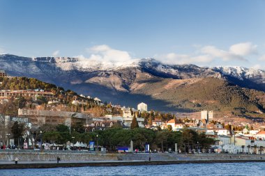 Kırım, Yalta - 4 Şubat 2015. Yalta şehir Karadeniz'den Panorama görünümünü. Kış günbatımı. Crimea.