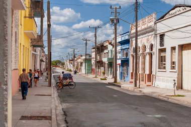 Cienfuegos, Cuba - 5 Şubat 2008. Cienfuegos, Küba'nın sömürge şehrin merkezine caddelerinden biri. Küba, Cienfuegos eyaletinin başkenti güney kıyısında bir şehir.