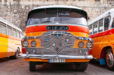 Valletta, Malta - 13 Şubat 2010. 60'lar renkli eski İngiliz otobüs Malta'da toplu taşıma olarak kullanılmıştır.