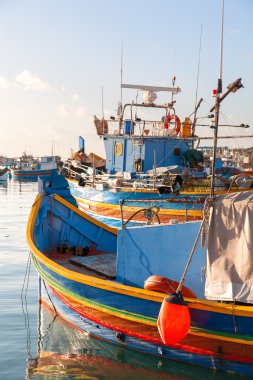 Renkli tipik tekneler - Akdeniz geleneksel balıkçı köyü güney doğusunda Malta. Erken kış sabahı Marsaxlokk, Malta.