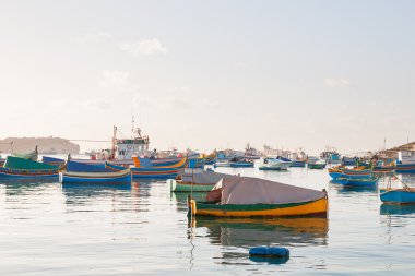 Renkli tipik tekneler - Akdeniz geleneksel balıkçı köyü güney doğusunda Malta. Erken kış sabahı Marsaxlokk, Malta.