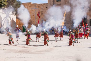 Valletta, Malta - 21 Şubat 2010 - Knights St John canlandırma sırasında sipariş. Turistler çit yerlerden olan performansı izle.