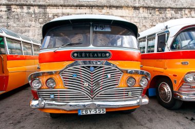 Valletta, Malta - 13 Şubat 2010. 60'lar renkli eski İngiliz otobüs Malta'da toplu taşıma olarak kullanılmıştır.
