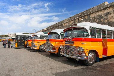 Valletta, Malta - 13 Şubat 2010. 60'lar renkli eski İngiliz otobüs Malta'da toplu taşıma olarak kullanılmıştır.