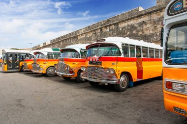 Valletta, Malta - 13 Şubat 2010. 60'lar renkli eski İngiliz otobüs Malta'da toplu taşıma olarak kullanılmıştır.