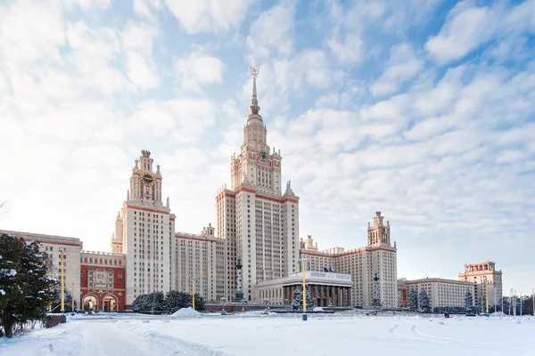 O edifício principal da Universidade Estatal de Moscou (MGU) no dia ensolarado de inverno. The Sparrow Hills, Moscovo, Rússia . — Fotografia de Stock