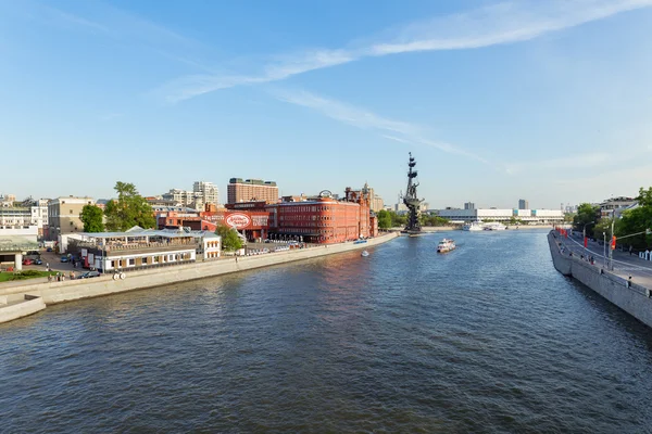 MOSCÚ, RUSIA - 9 de mayo de 2015: Vista panorámica de Moscú desde el puente Patriarshiy . — Foto de Stock