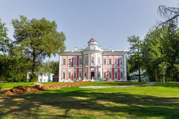 Bolshie Vyazyomy Manor, κτήμα της πρίγκιπες Golitsyn. Κεντρικό κτίριο στο κέντρο του πάρκου. Περιοχή της Μόσχας, Ρωσία. Τώρα είναι ιστορικό μουσείο του ποιητή Α.σ.Πούσκιν — Φωτογραφία Αρχείου