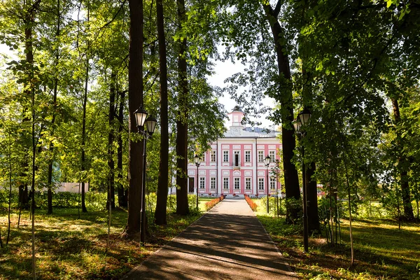 MOSCOW, RÚSSIA - 20 de agosto de 2015. Bolshie Vyazyomy Manor, propriedade dos príncipes Golitsyn. Edifício principal no centro do parque. Região de Moscovo, Rússia. Agora é museu Histórico do poeta A.S. Pushkin — Fotografia de Stock