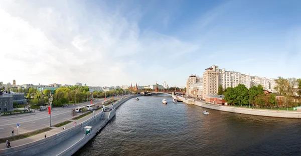 Vista panorámica de Moscú - Moscú-río, Kremlin, Teatro de variedades, Palacio del Gran Kremlin, Catedral del Arcángel . — Foto de Stock