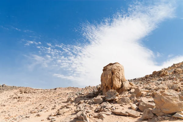 美丽的沙漠景观的埃及。黄砂、 山、 云与蓝蓝的天空. — 图库照片