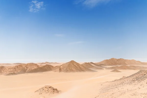 Paisagem do deserto do Egito. Areia amarela, montanhas, nuvens e céu azul . — Fotografia de Stock