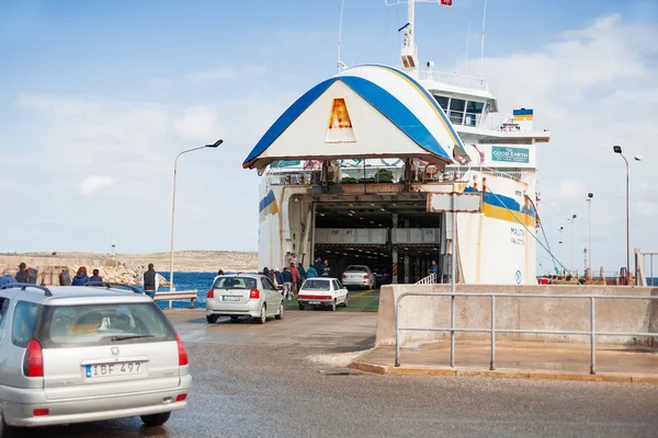 CIRKEWWA, MALTA - FEBRUARY 20, 2010 Cars waiting to board a ferry. Ferry crosses the Gozo channel in Cirkewwa, Malta. The Gozo Channel Line operates the crossing between the two islands of Malta and Gozo. — Stock Photo, Image