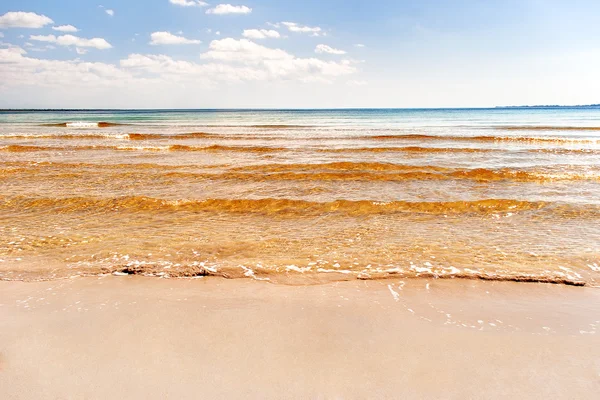 Onda suave do mar na praia de areia. Céu azul, areia dourada e lugar para texto . — Fotografia de Stock