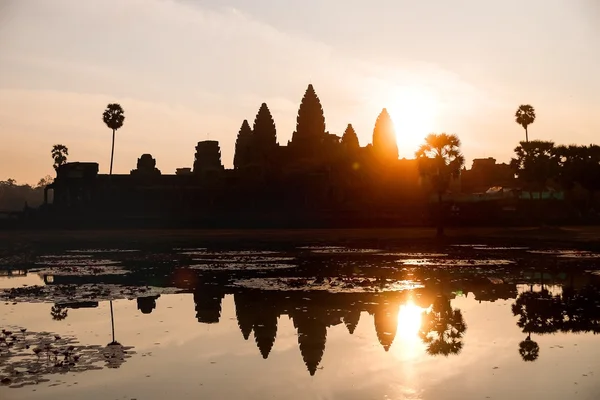 Sunrise in Angkor Wat, a temple complex in Cambodia and the largest religious monument in the world. UNESCO World Heritage Site. — Stock Photo, Image
