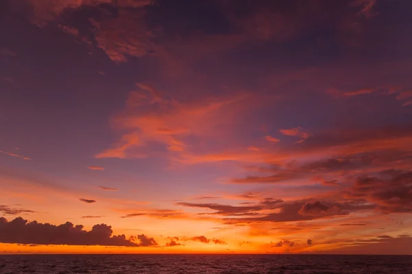 Tramonto con nuvole di forme diverse. Bali, Indonesia, Oceano Indiano . — Foto Stock