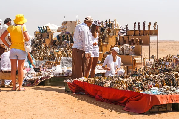 GIZA, EGYPT - September 11, 2008. Trade trays and small shops with souvenirs near the Big pyramid. Statues of sphinx, sacral cats, egyptian pharaons and gods. — 스톡 사진