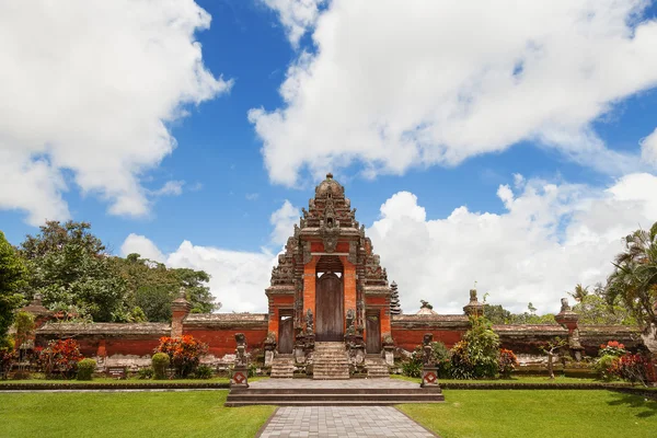 Taman ayun chrám je královský chrám mengwi říše v mengwi, Badungském regentství, která je známá místa zájmu v bali. — Stock fotografie