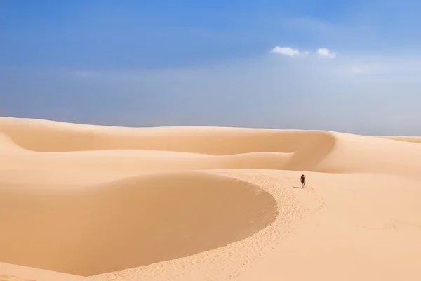 Alleen man in woestijn. De witte duinen (bau sen, bau trang) - landmark in de buurt van Mui Ne, Binh Thuan, Vietnam. — Stockfoto