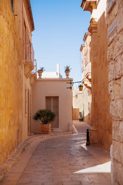Ancient narrow street in Mdina, Malta. — Stok fotoğraf