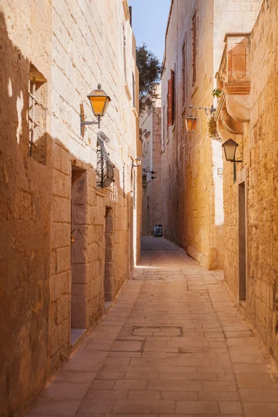 Ancient narrow street in Mdina, Malta. — Stok fotoğraf