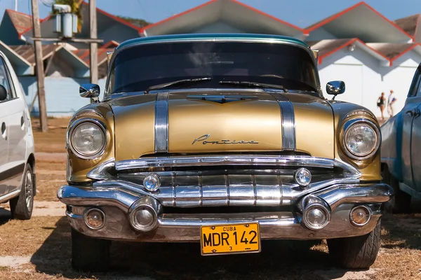 MATANZAS, CUBA - February 5, 2008. Classic Pontiac. Most of the Cubans drive cars that were on the road before 1959. — Φωτογραφία Αρχείου
