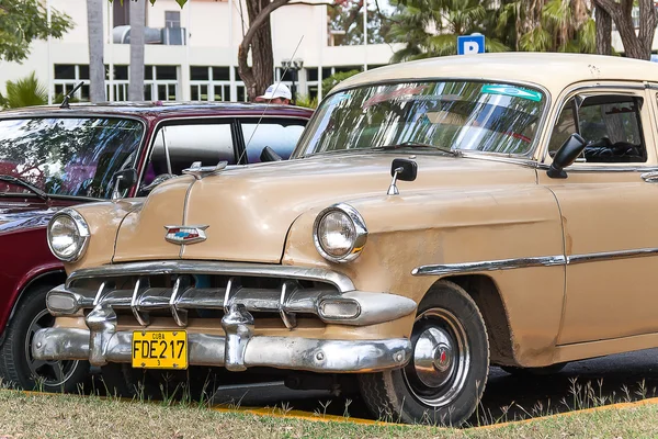 HAVANA, CUBA - February 5, 2008. Classic Chevrolet parking near palm trees. Most of the Cubans drive cars that were on the road before 1959. — Φωτογραφία Αρχείου