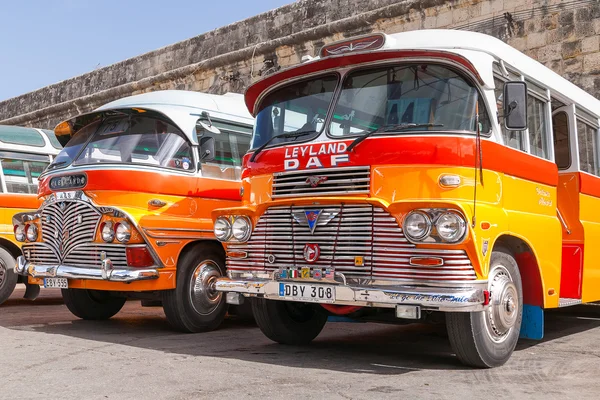 Βαλέτα, Μάλτα - 13 Φεβρουαρίου 2010. Πολύχρωμο παλιά βρετανική λεωφορεία από τη δεκαετία του 60 χρησιμοποιήθηκαν ως δημόσιες μεταφορές στη Μάλτα. — Φωτογραφία Αρχείου
