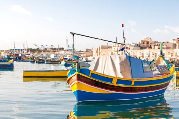 多彩的典型船-马耳他东南部，在地中海的传统渔民村。冬晨在马尔萨什洛克，马耳他. — 图库照片