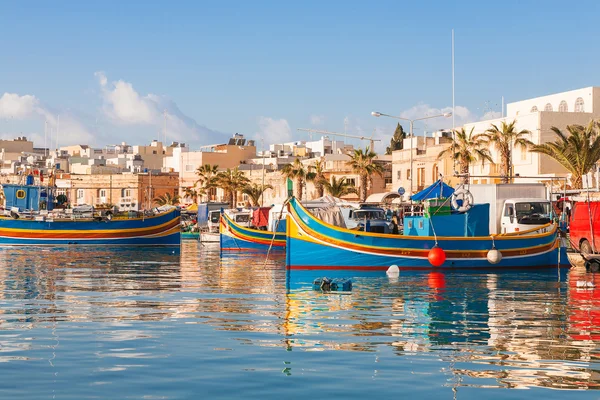 Kleurrijke typische boten - mediterrane traditionele vissersdorp in het zuidoosten van Malta. Vroege winterochtend in Marsaxlokk, Malta. — Stockfoto
