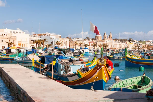 Barche tipiche variopinte - villaggio tradizionale mediterraneo di pescatori nel sud-est di Malta. Mattinata di inizio inverno a Marsaxlokk, Malta . — Foto Stock