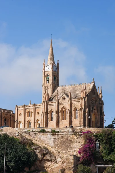 Mgarr harbor with view on church to Our Lady of Lourdes on top of the hill. Gozo island, Malta. — Stockfoto